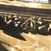 La frise : feuillage et saint Merry