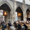 Messe paroissiale au milieu des œuvres