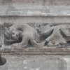 La frise : un singe montrant son derrière