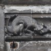La frise : un animal à la queue fourchue dévorant une feuille