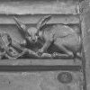 La frise : un lapin aux longues oreilles, la luxure